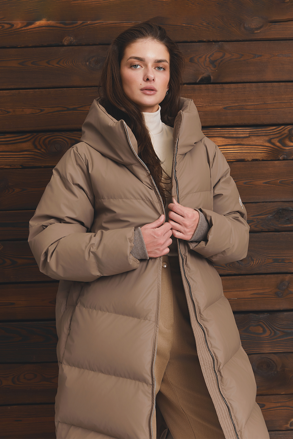 Подовжений пуховик кольору мокко