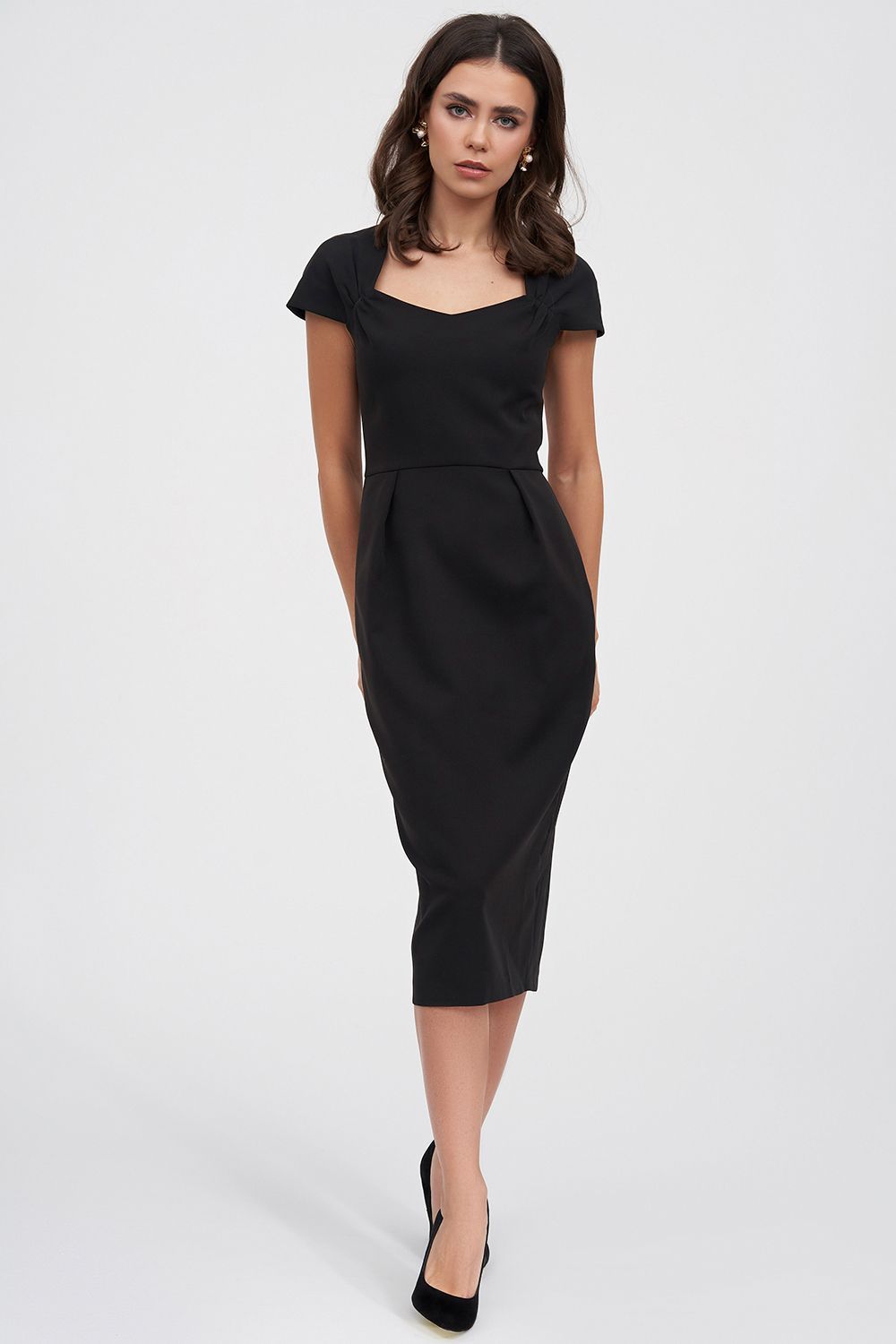 Платье-футляр с глубоким декольте черного цвета