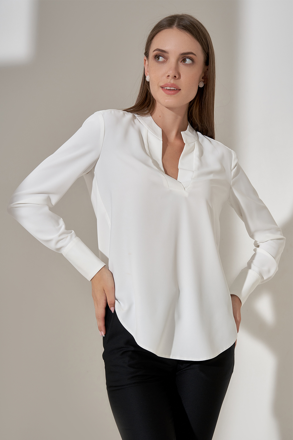 Молочная блуза с V-образным вырезом