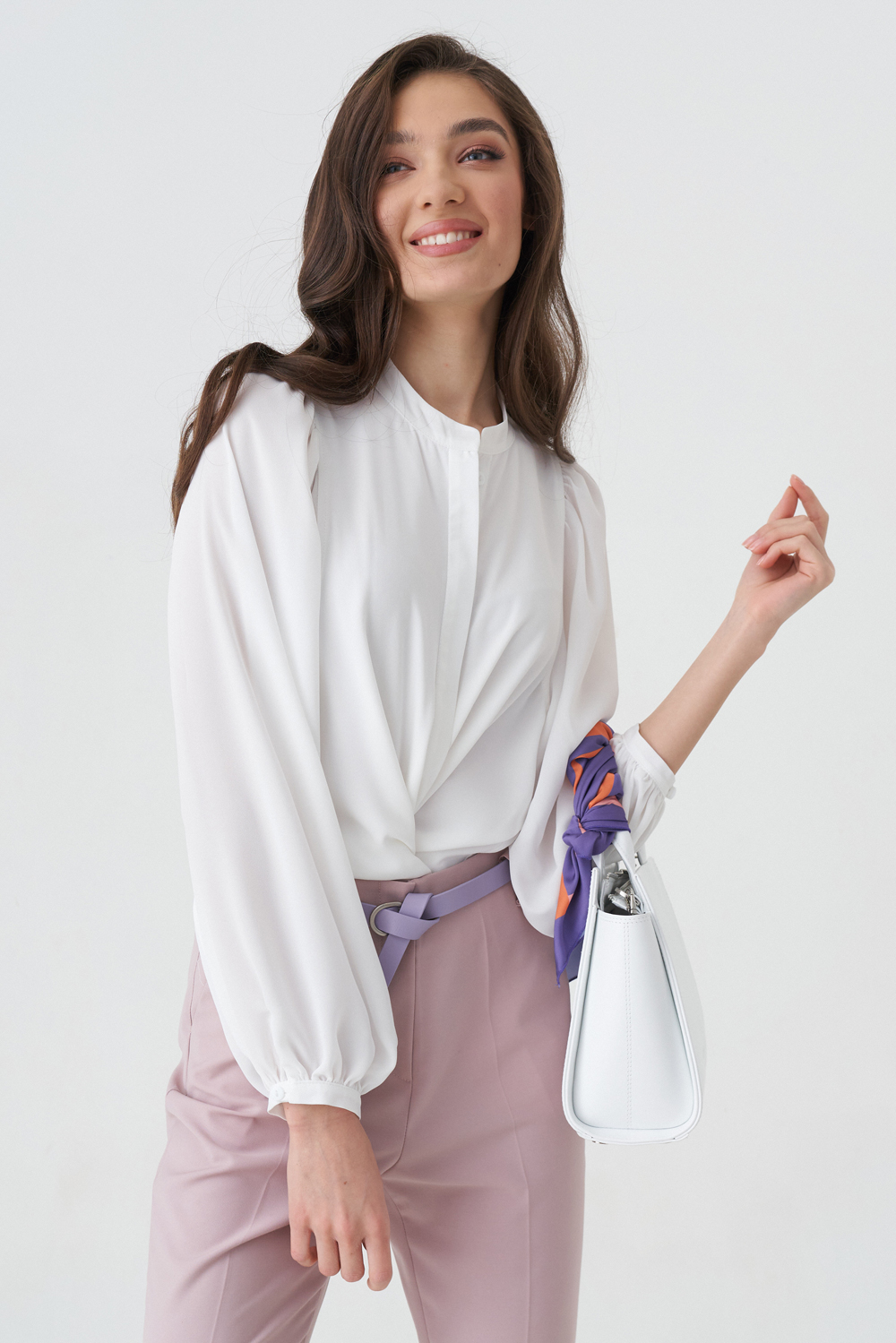 Блуза белого цвета и декоративными рукавами