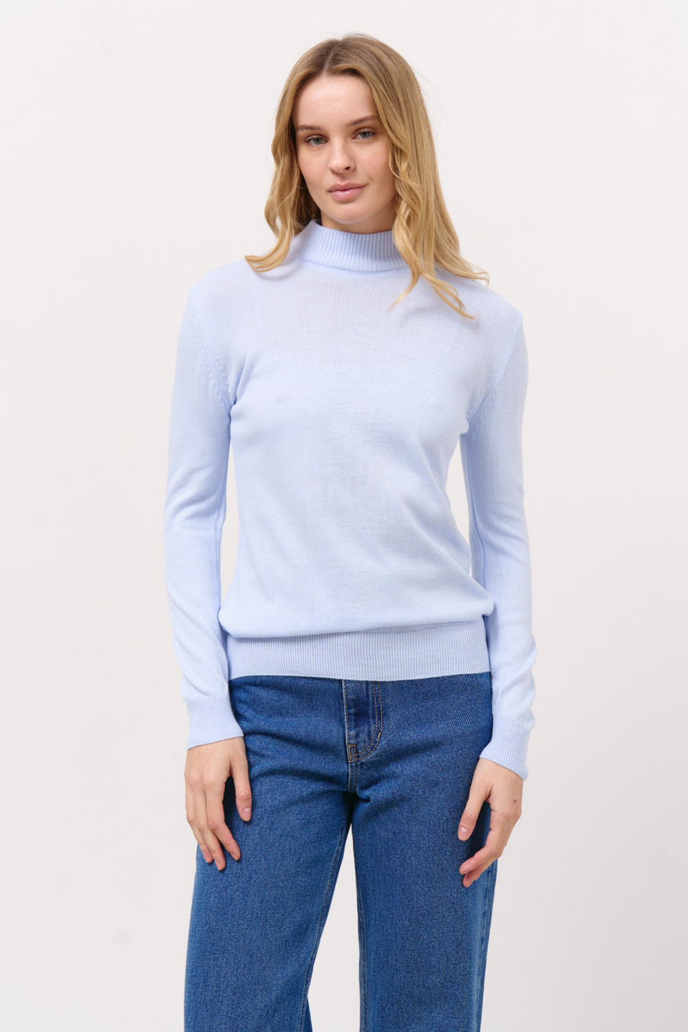 Гольф небесно-голубого цвета