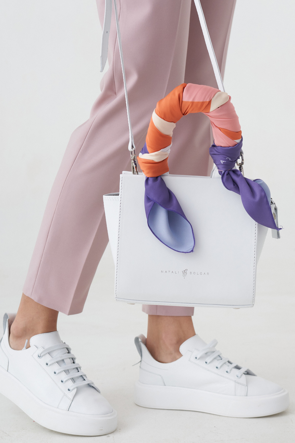 Мини - сумочка белого цвета с двумя ручками