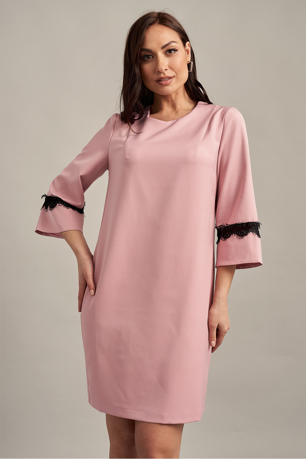 Розовое платье с гипюровыми вставками 