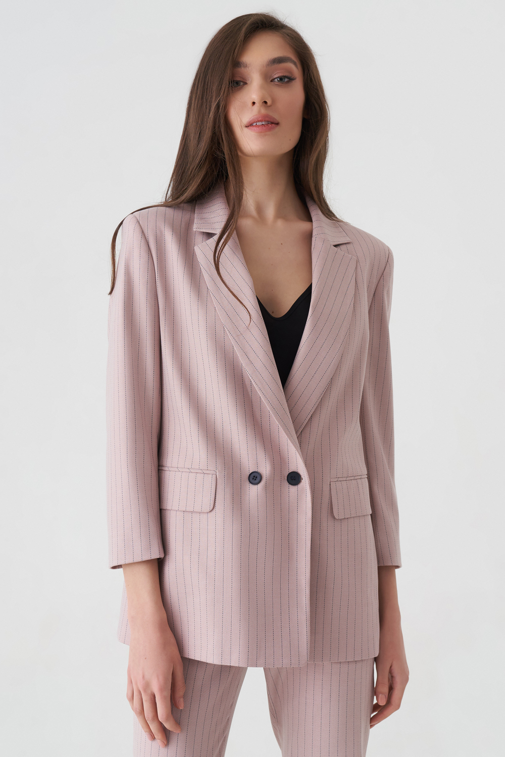 Удлиненный жакет розово-бежевого цвета в полоску
