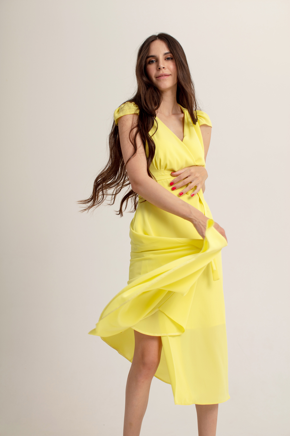  Платье на запах лимонного цвета с рукавами-крылышками