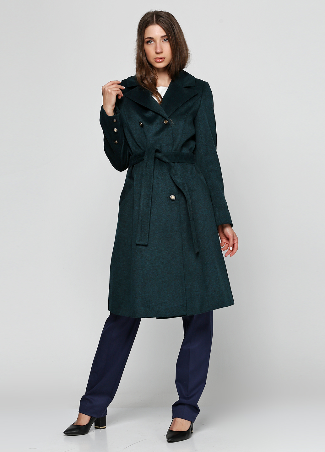 Пальто зеленого цвета на пуговицах
