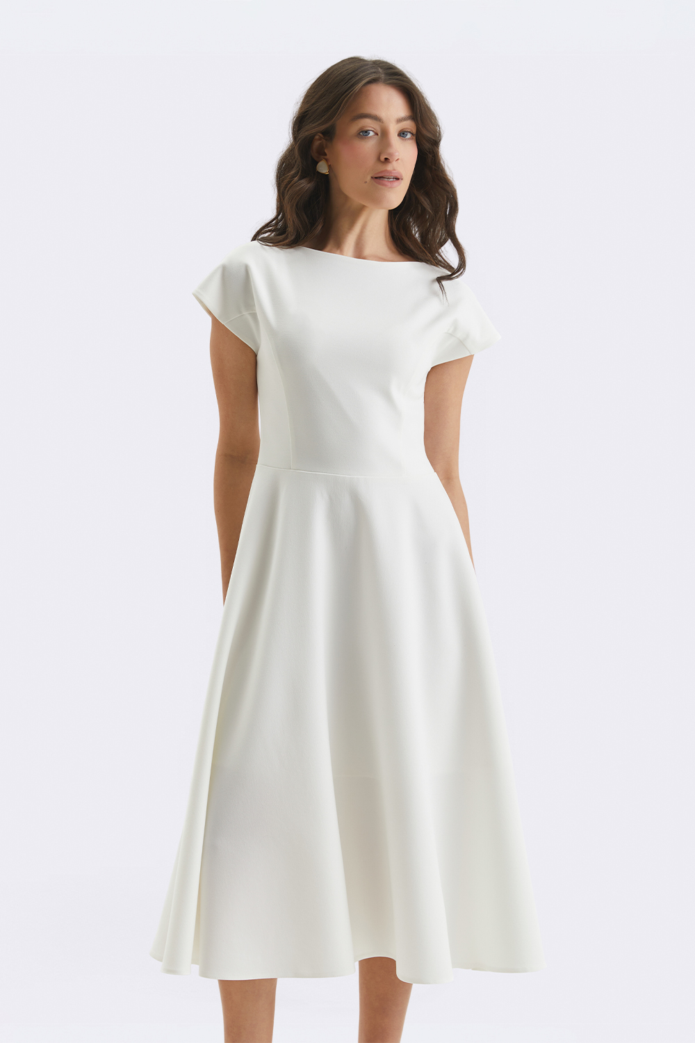 Сукня з поясом молочного кольору