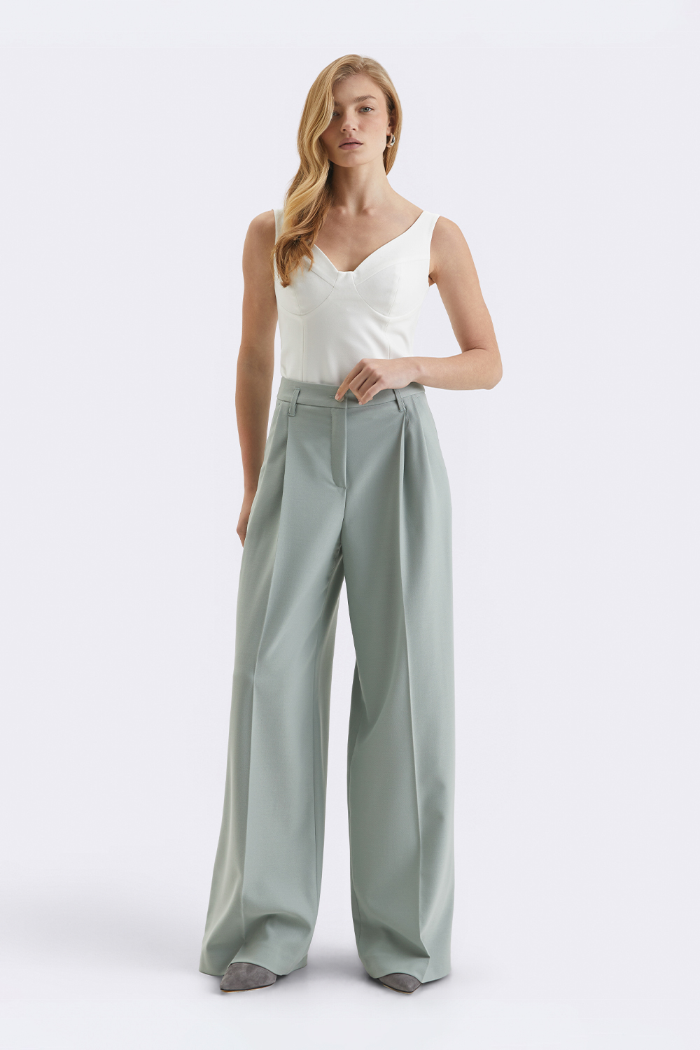 Палацо пастельно-м'ятного кольору