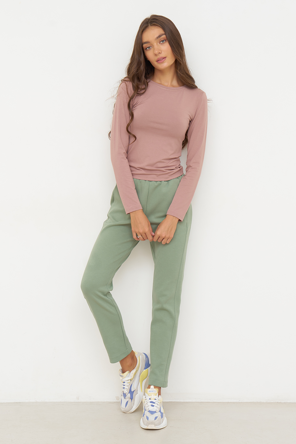 Оливкові штани на резинці