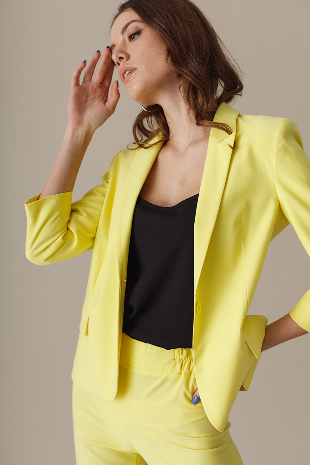 Жакет лимонного цвета с декоративными карманами
