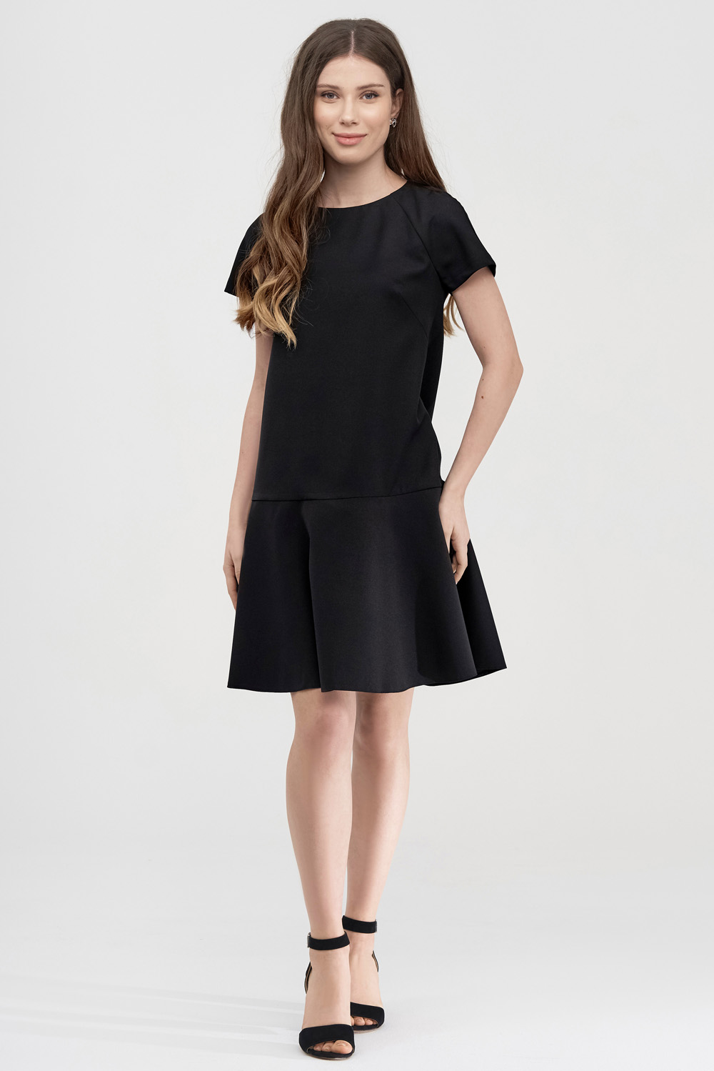 Платье черного цвета с воланом
