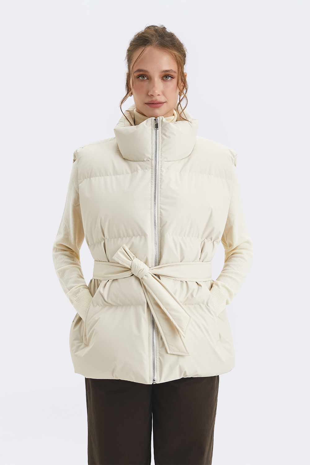 Пуховий жилет молочного кольору