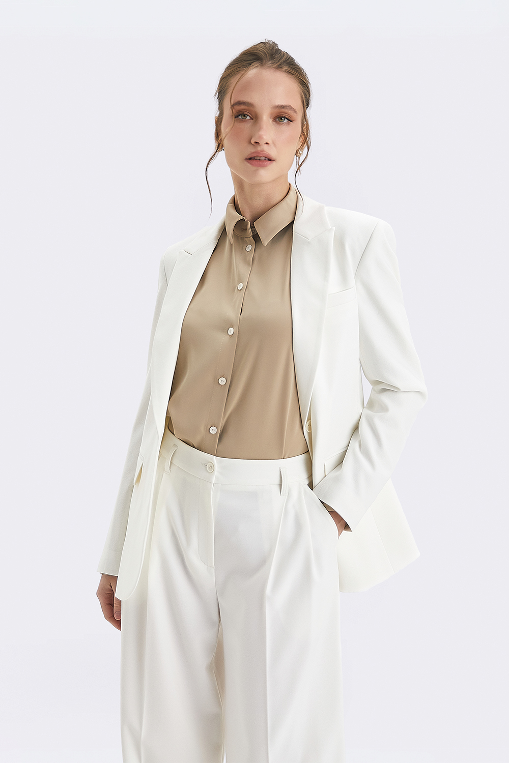 Костюмний жакет молочного кольору