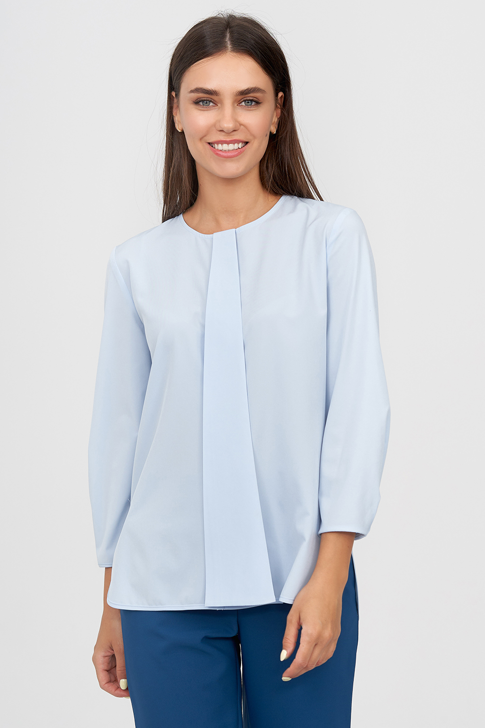 Блуза голубого цвета с декоративной складкой