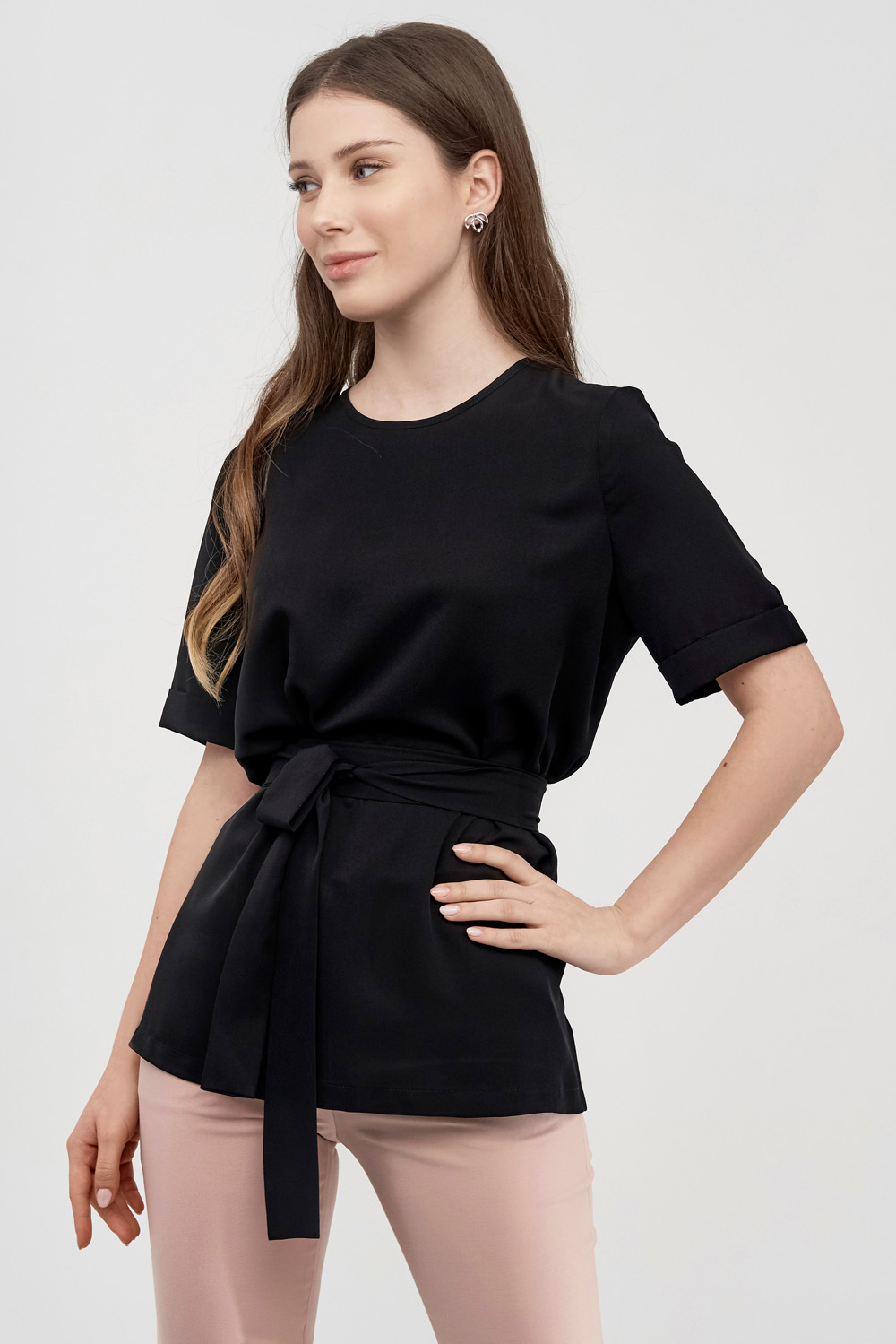 Блуза черного цвета с разрезами