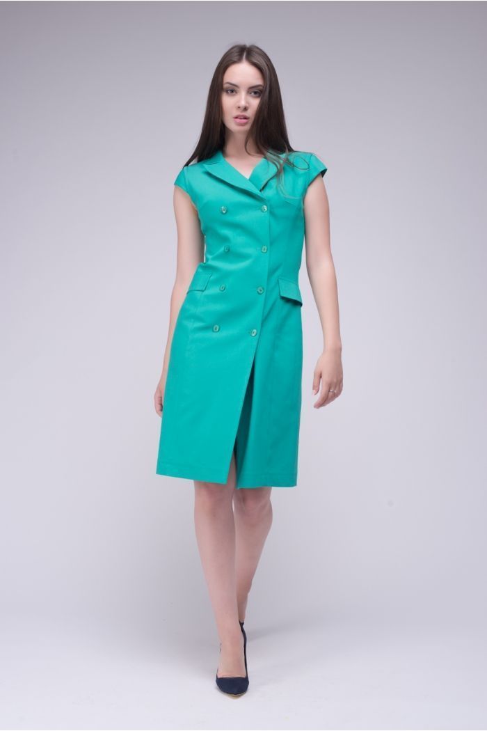Платье-халат зеленого цвета на пуговицах