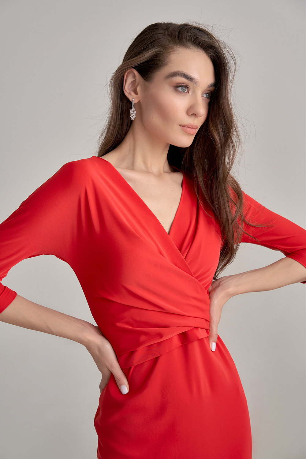 Платье миди красного цвета с V-образным вырезом