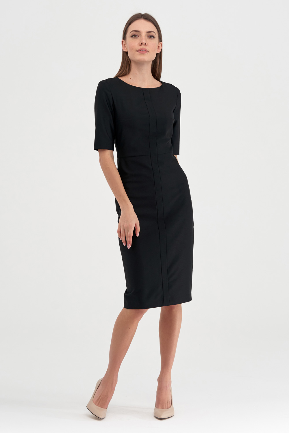 Платье-футляр черного цвета с отделкой