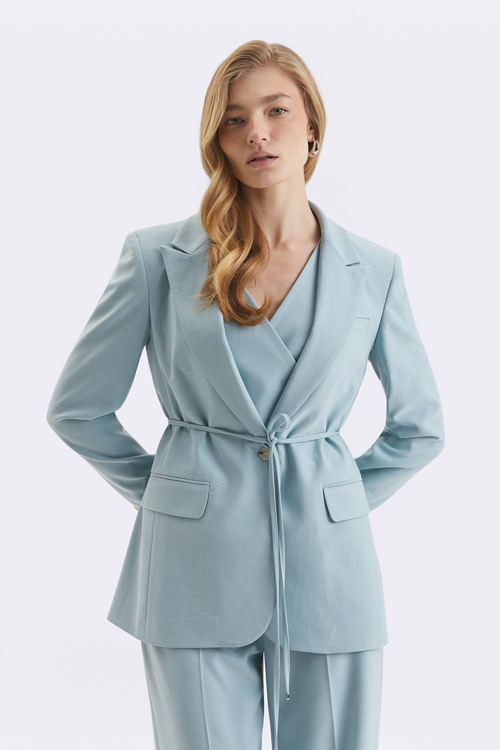 Однобортний жакет блакитного кольору