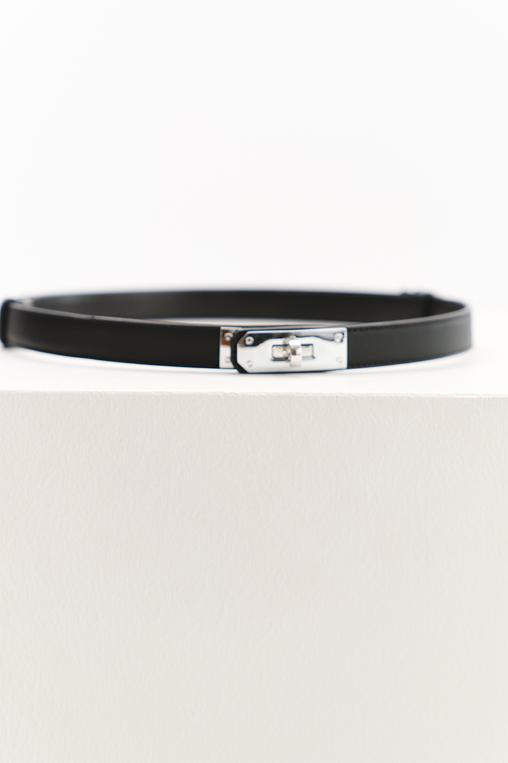 Вузький чорний ремінь зі шкіри