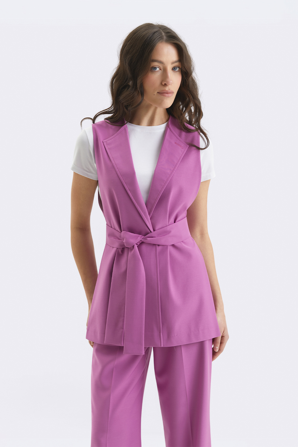 Подовжений жилет пурпурового кольору