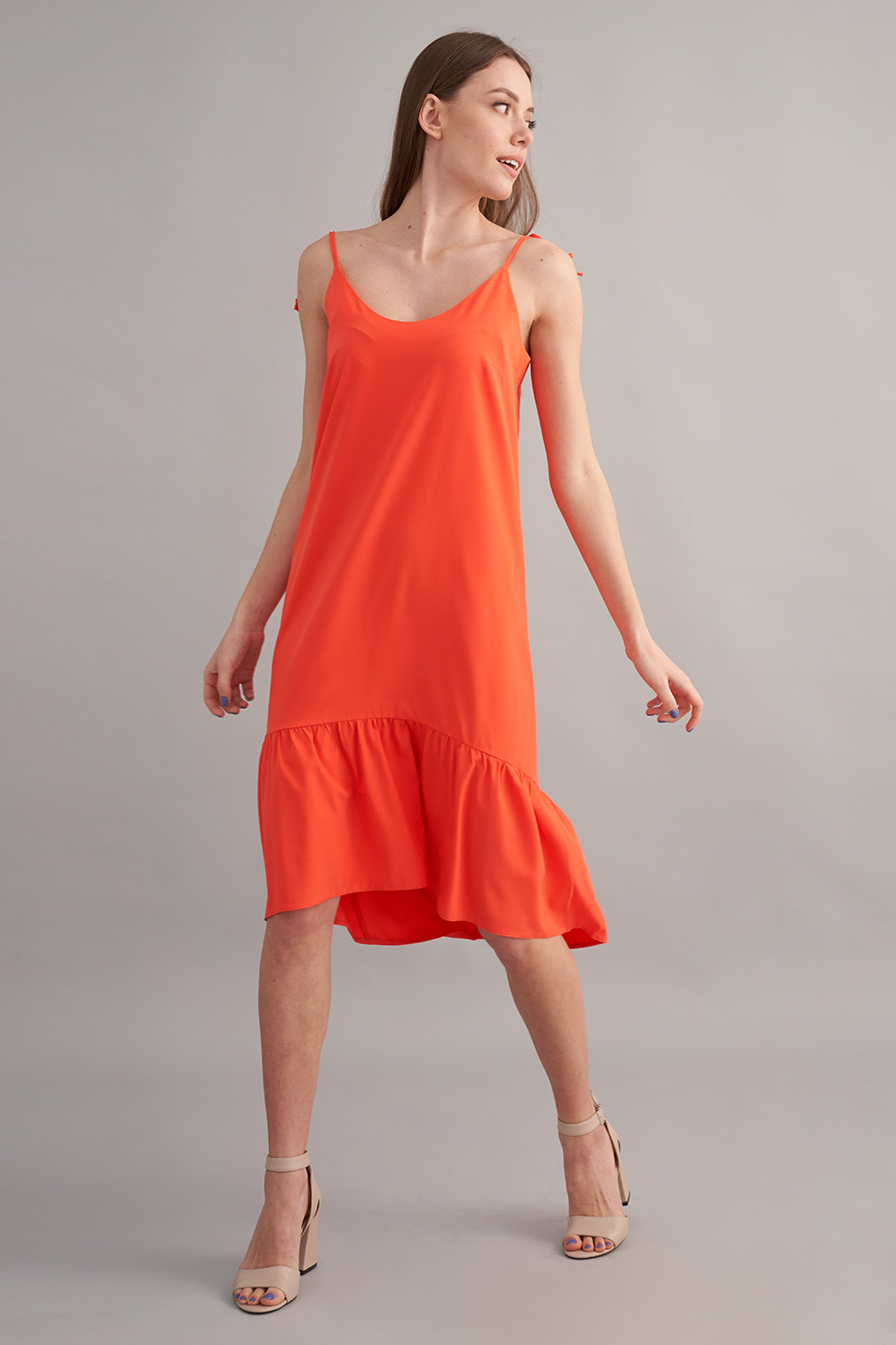 Летнее платье кораллового цвета с асимметричным низом