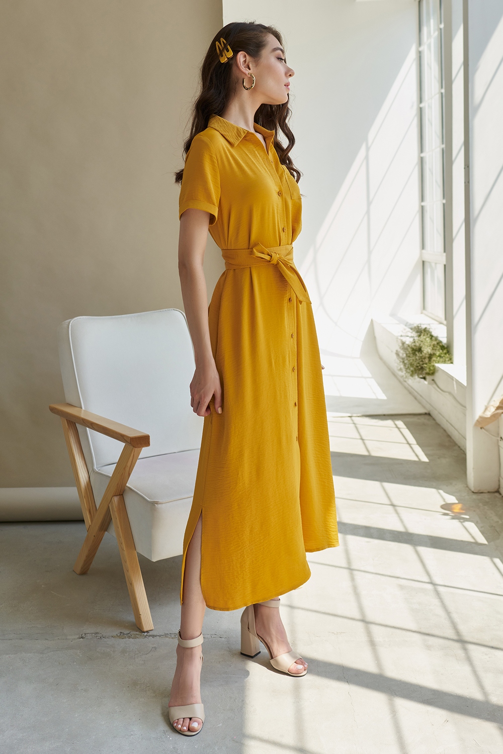 Длинное платье-рубашка желтого цвета