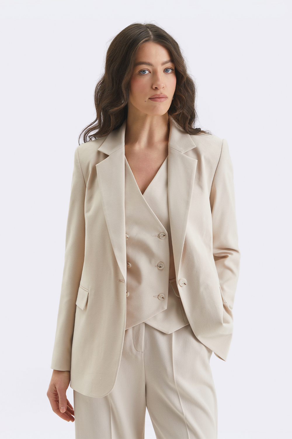 Костюмний жакет кольору нюд