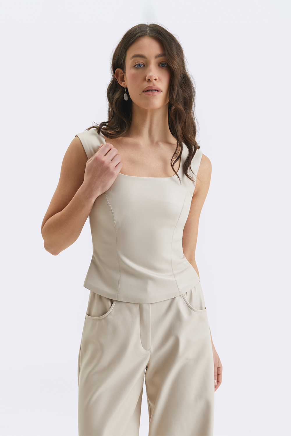 Кремовий топ з екошкіри