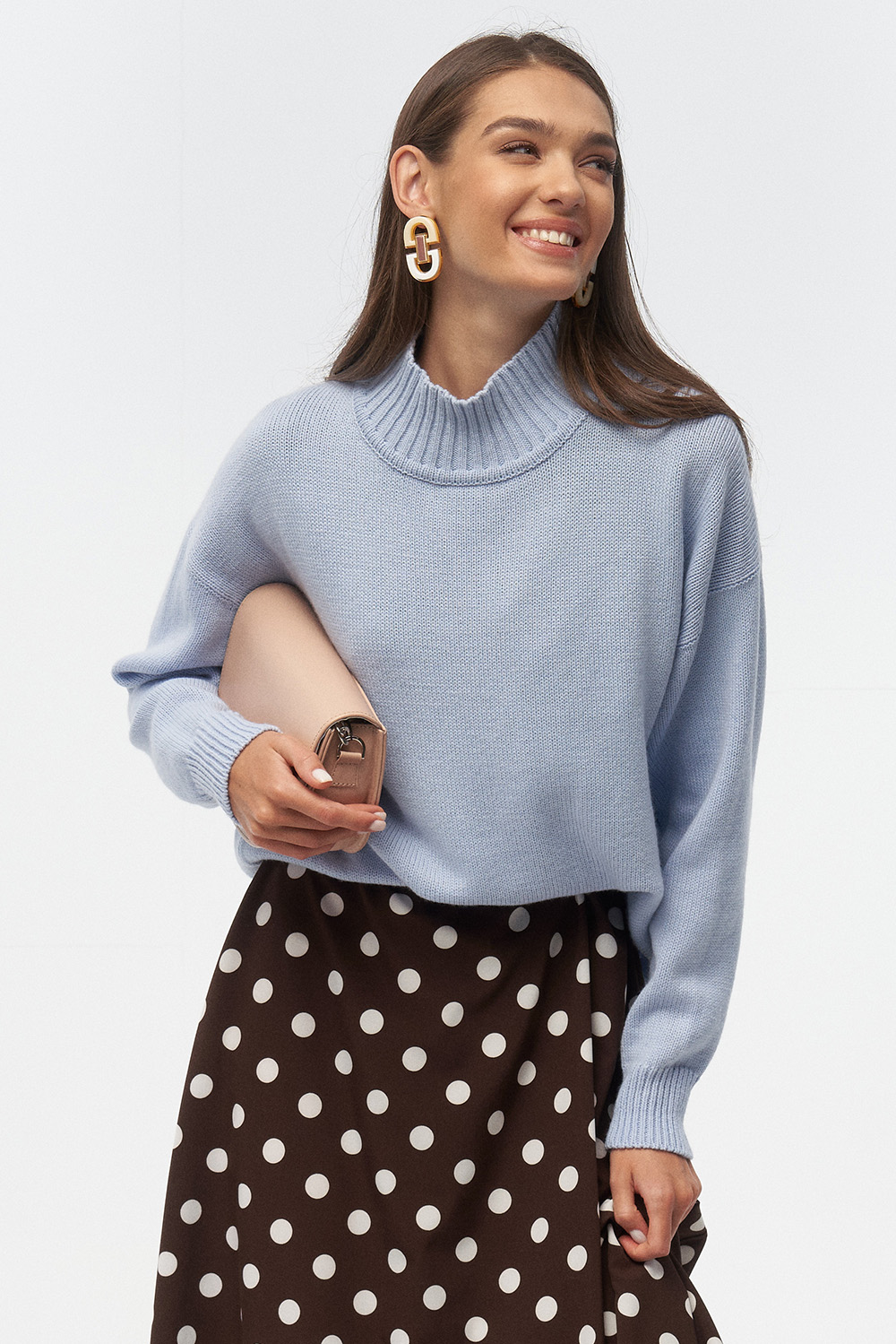 Объёмный свитер голубого цвета 