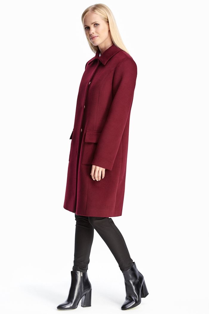 Прямое пальто бордового цвета с карманами