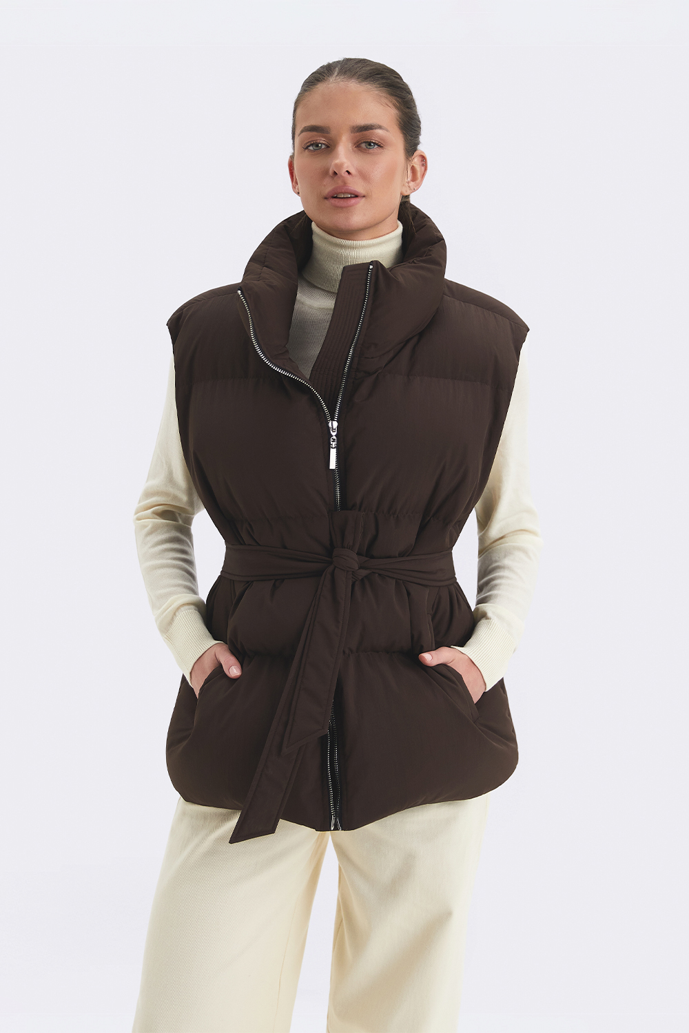 Пуховий жилет шоколадного кольору