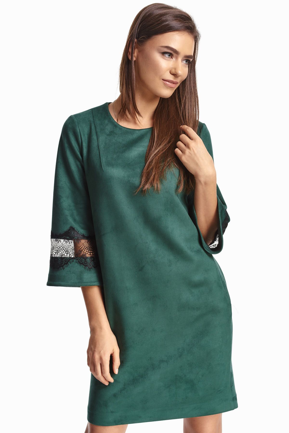 Зеленое платье с кружевными вставками