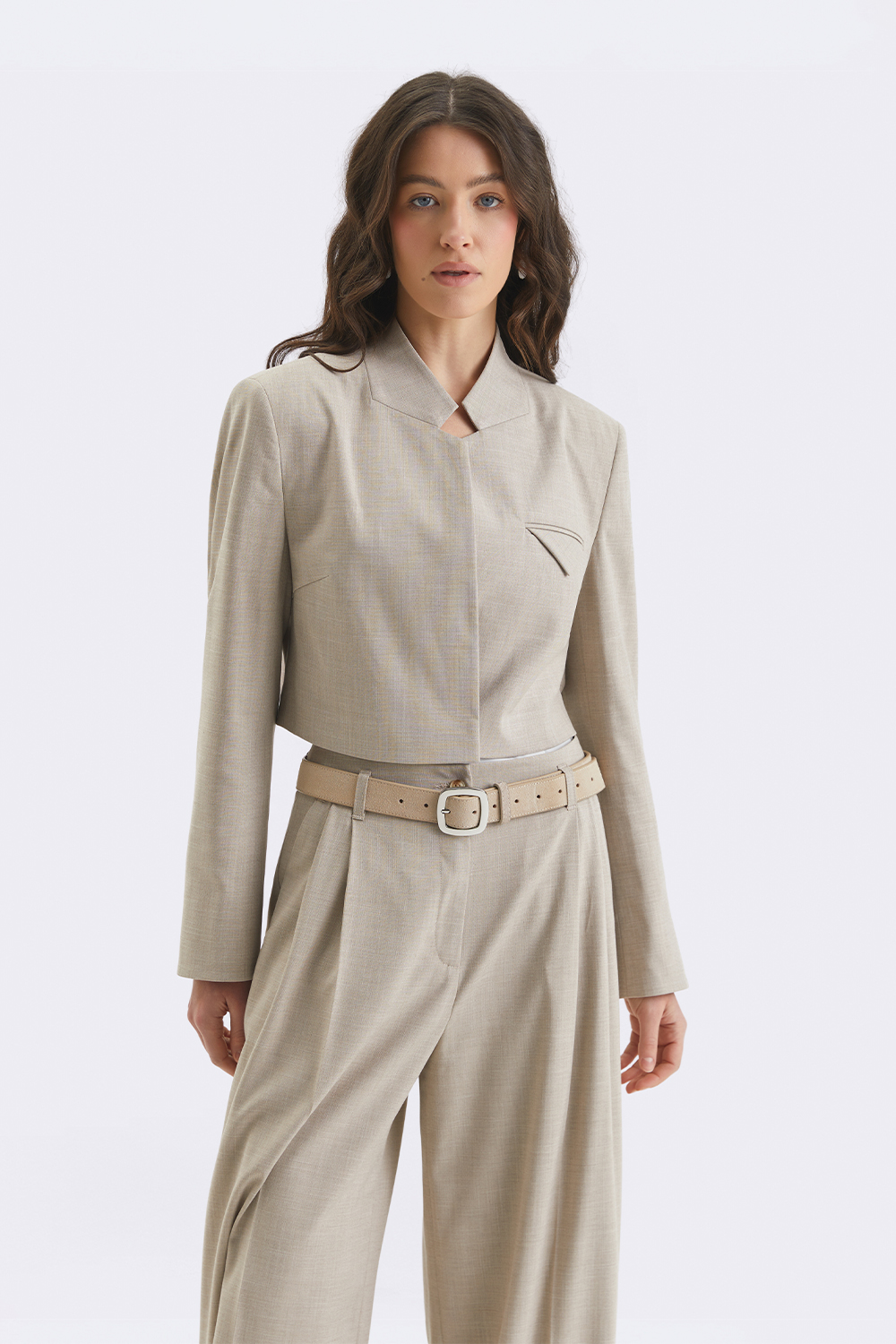 Укорочений жакет кольору беж