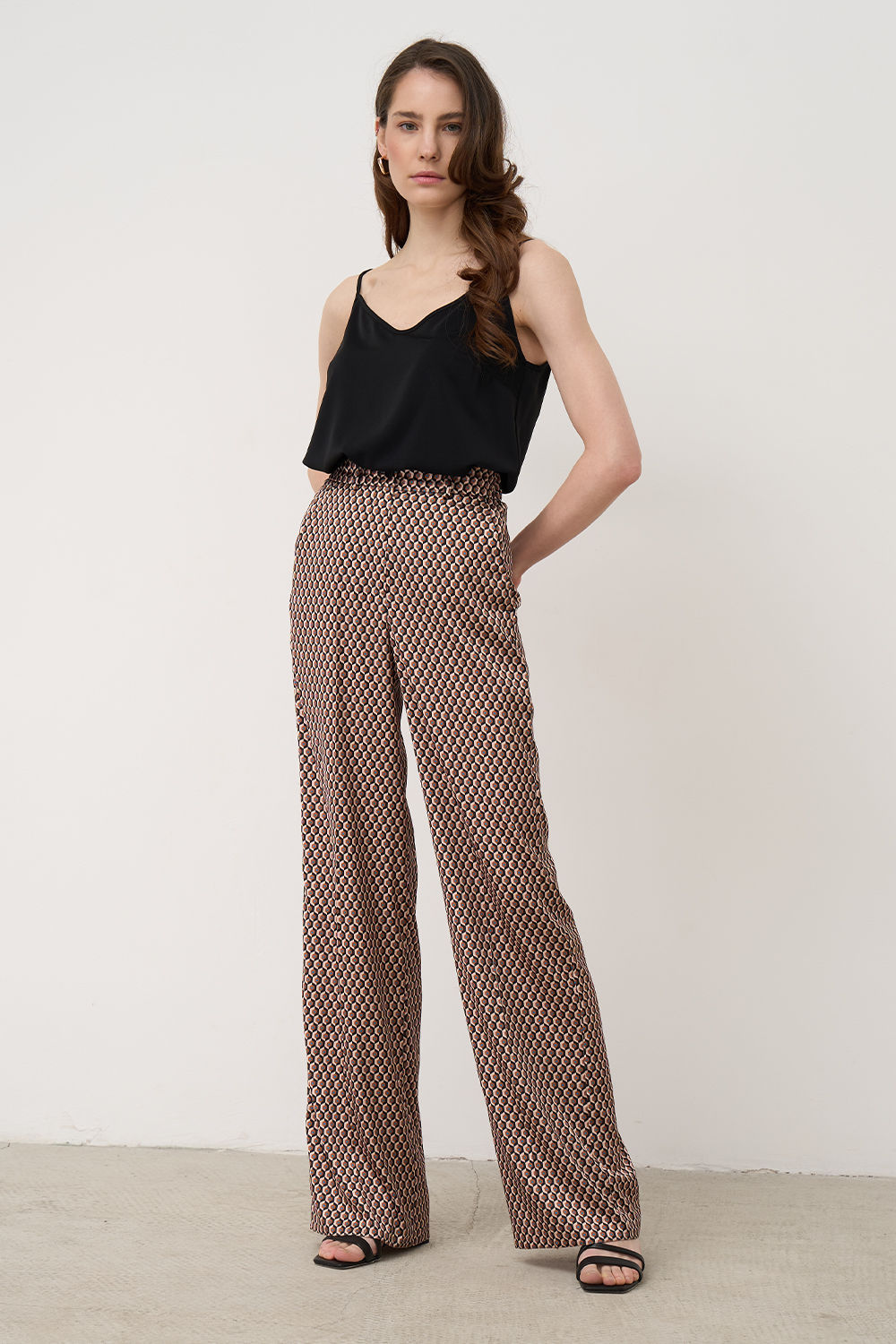 Струменеві штани в геометричний принт