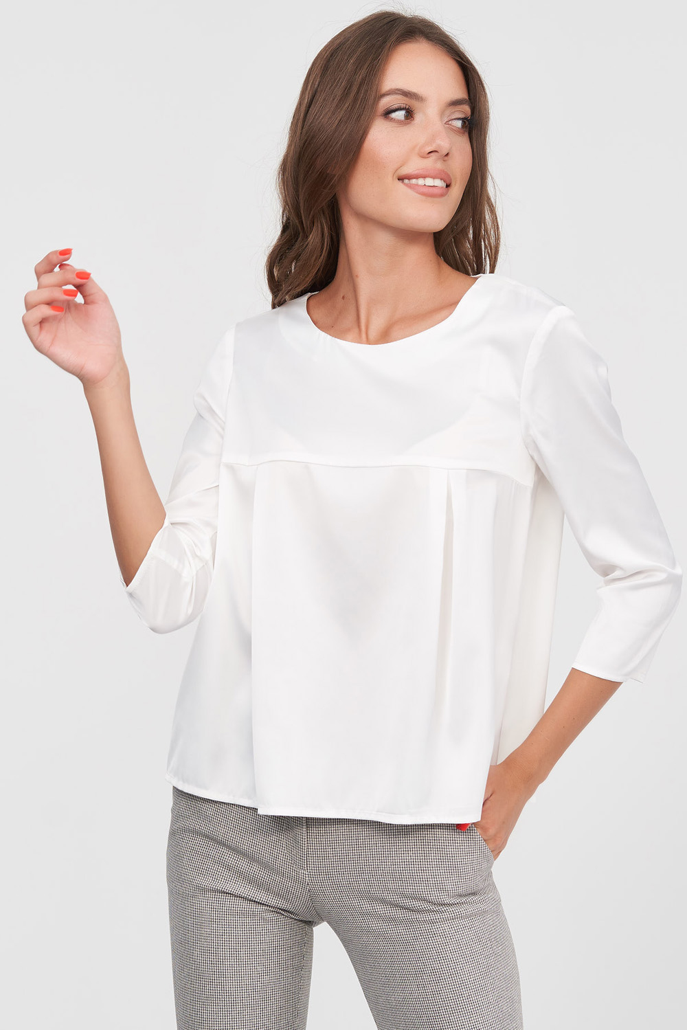 Блуза белого цвета с защипами
