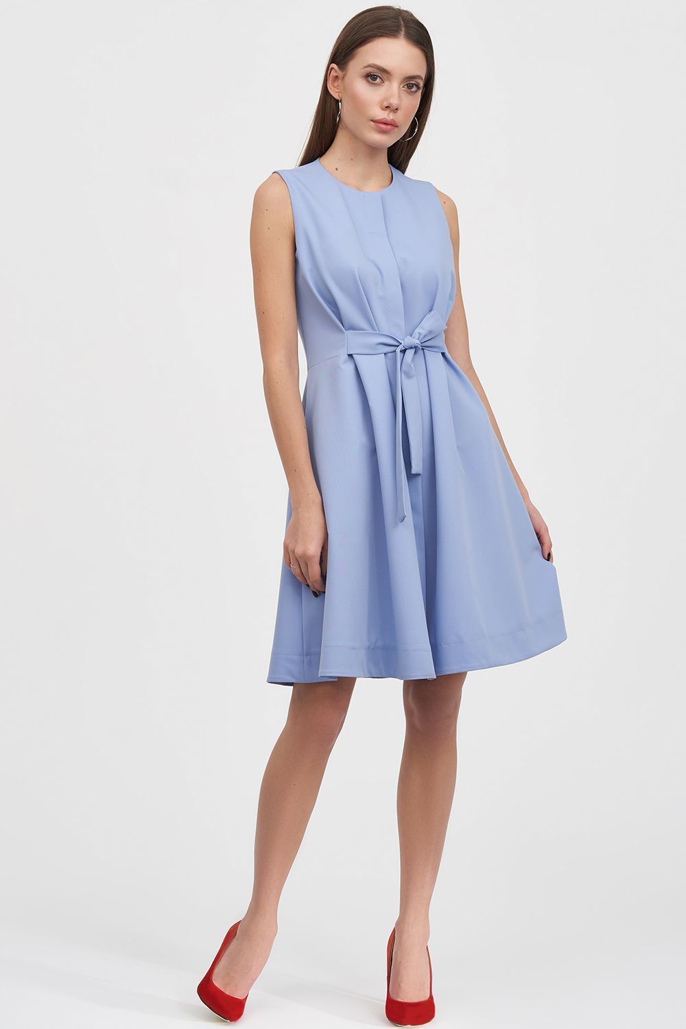 Платье голубого цвета с поясом