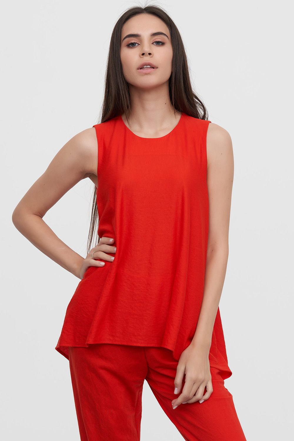 Асимметричная блуза красного цвета