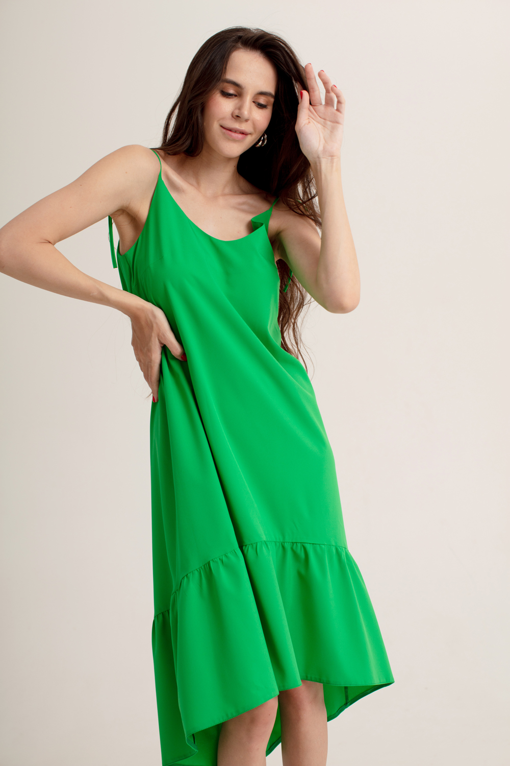 Летнее платье зеленого цвета с асимметричным низом