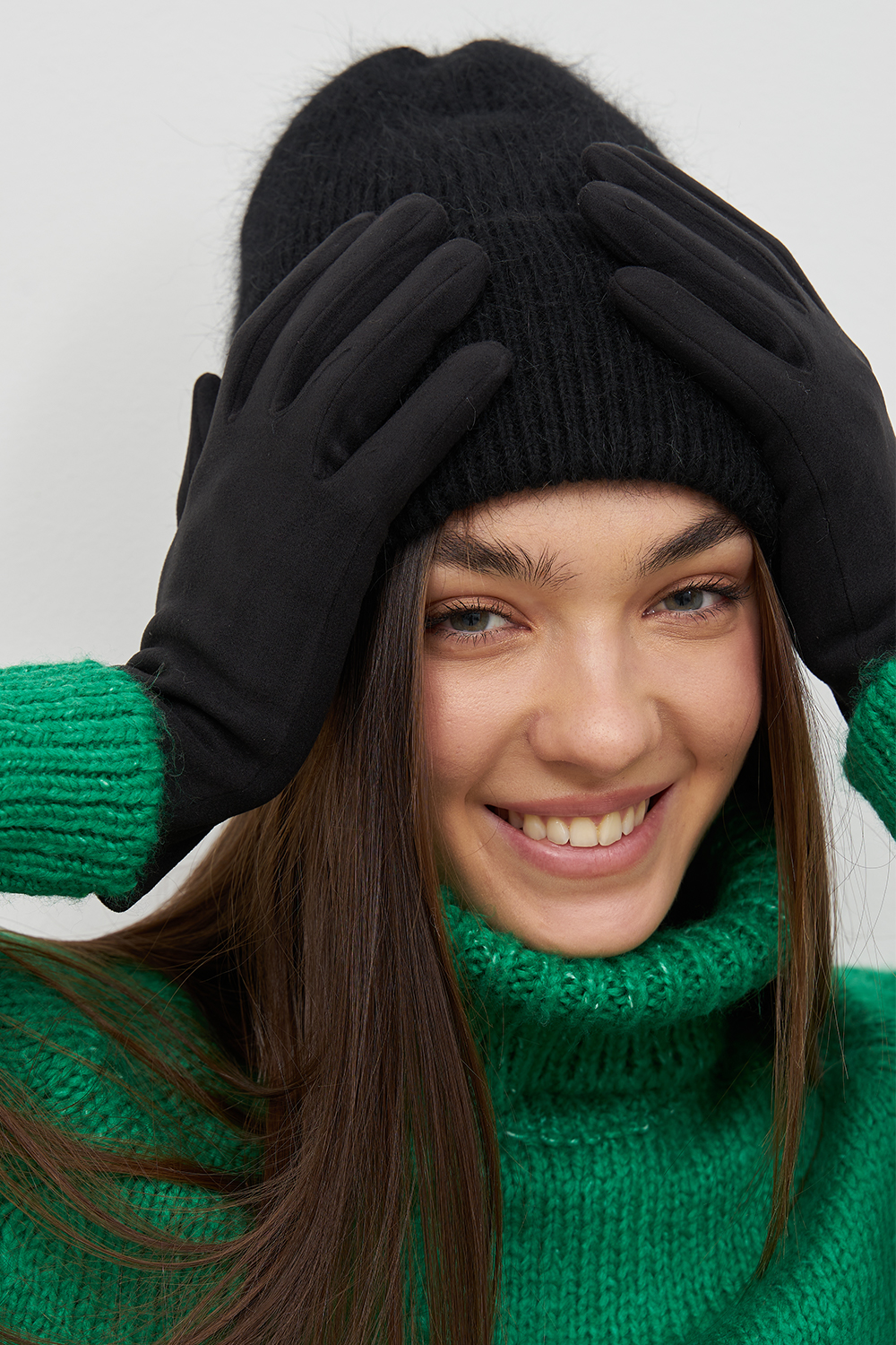 Чорна шапка-біні з ангори