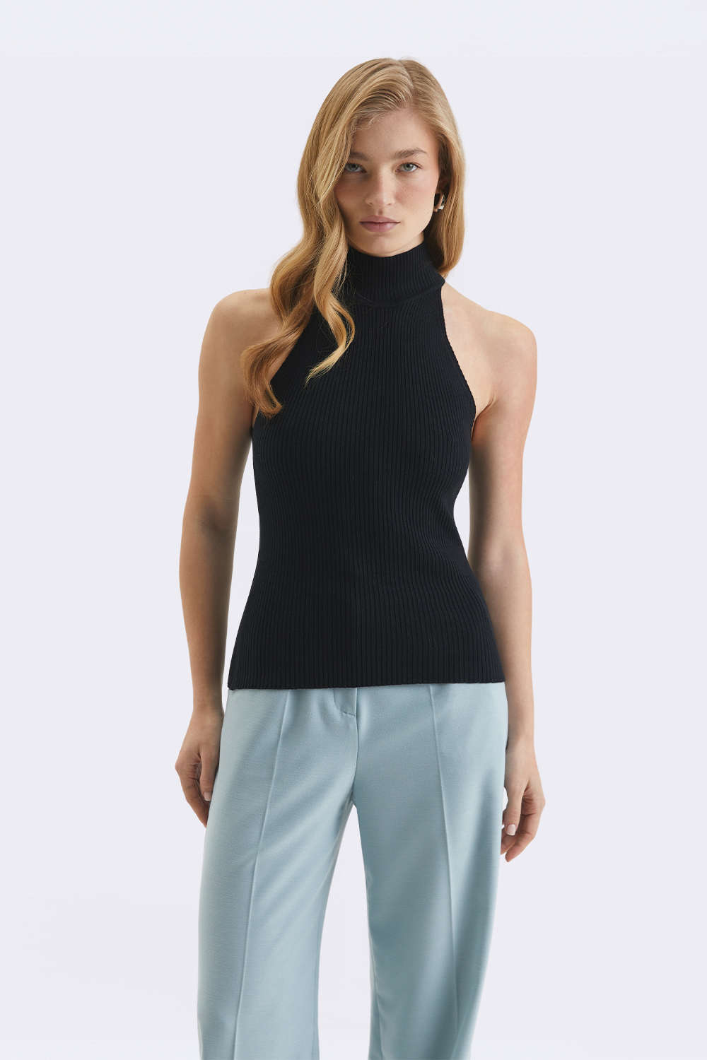 Чорний топ із високою горловиною