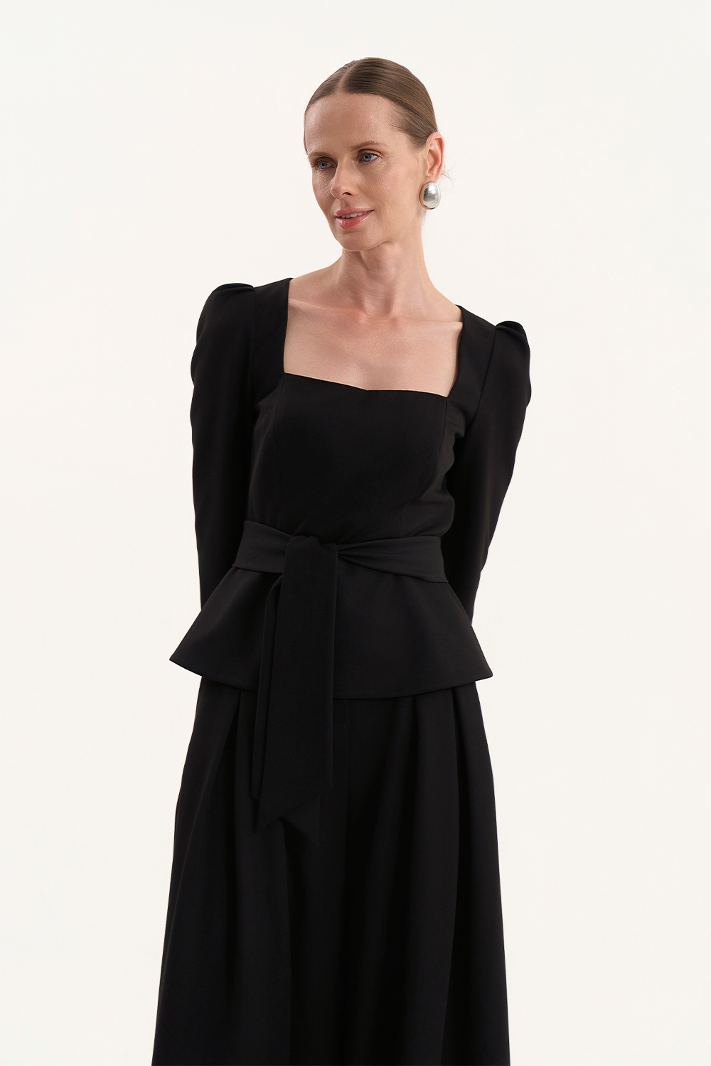 Чорна туніка з акцентними плечима