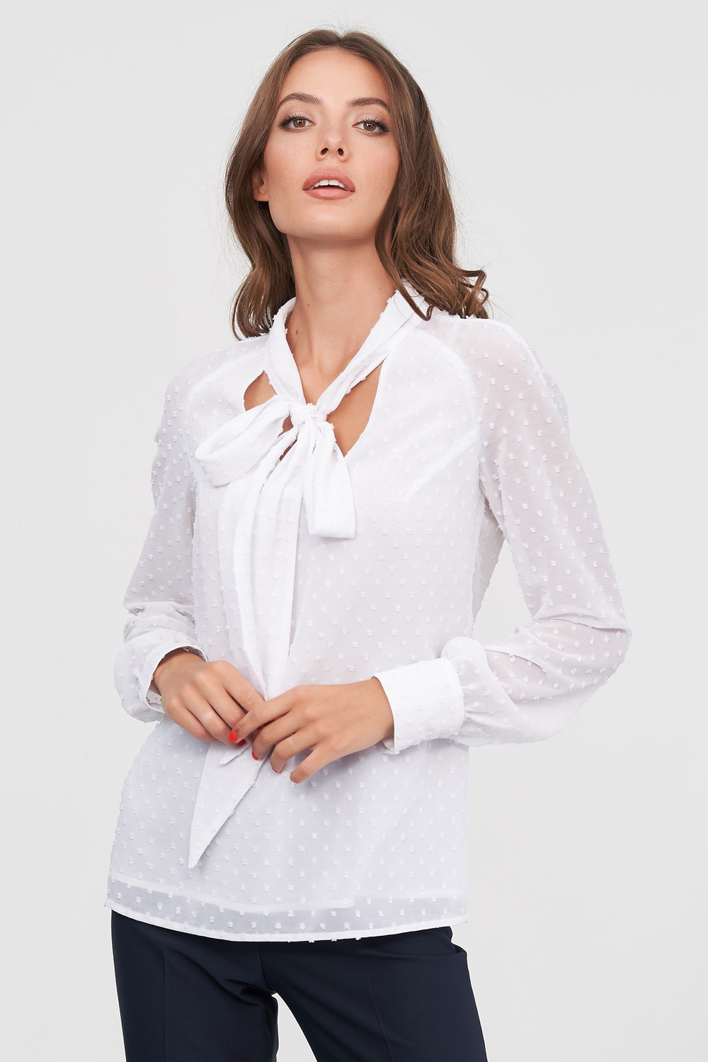 Блуза белого цвета с бантом