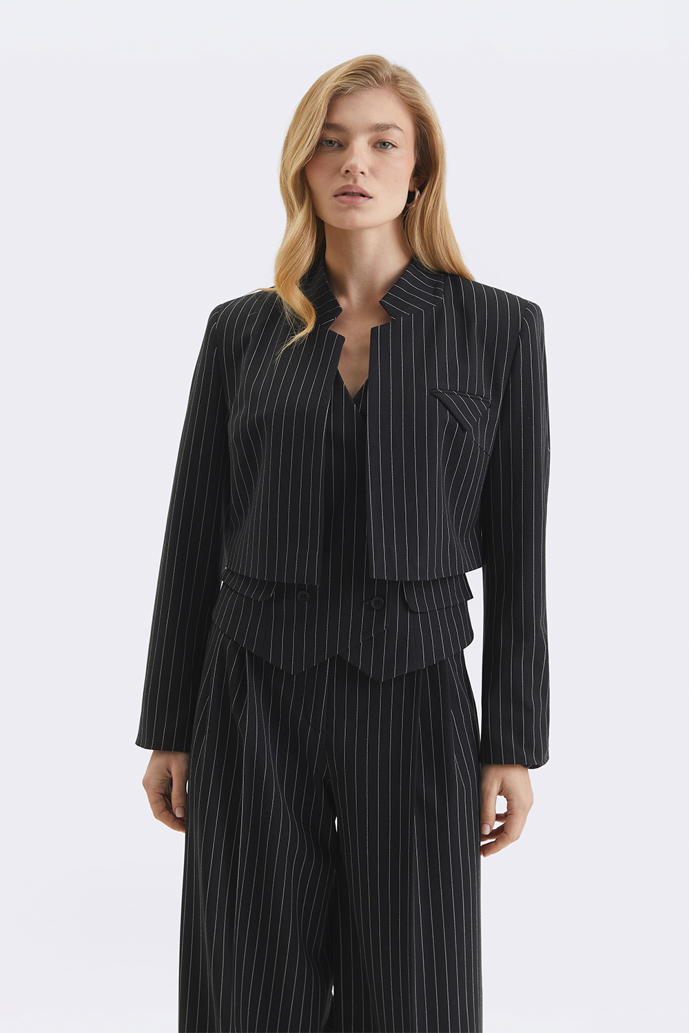 Укорочений жакет у смужку