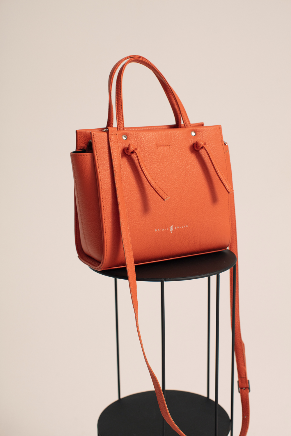 Вместительная сумка оранжевого цвета
