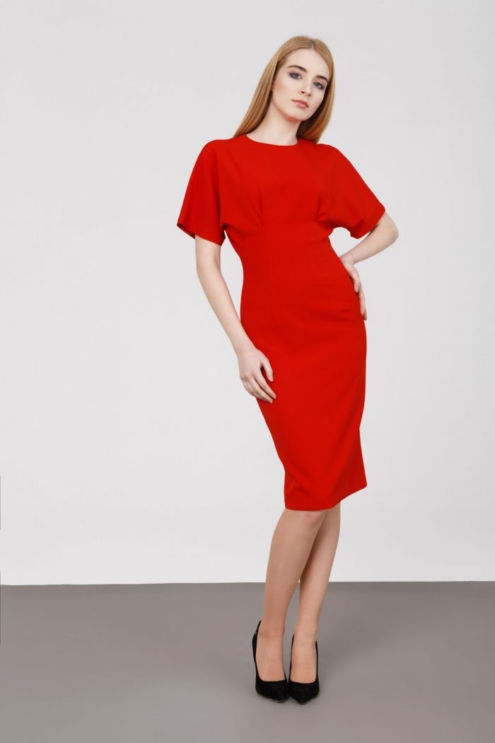 Платье с защипами красного цвета