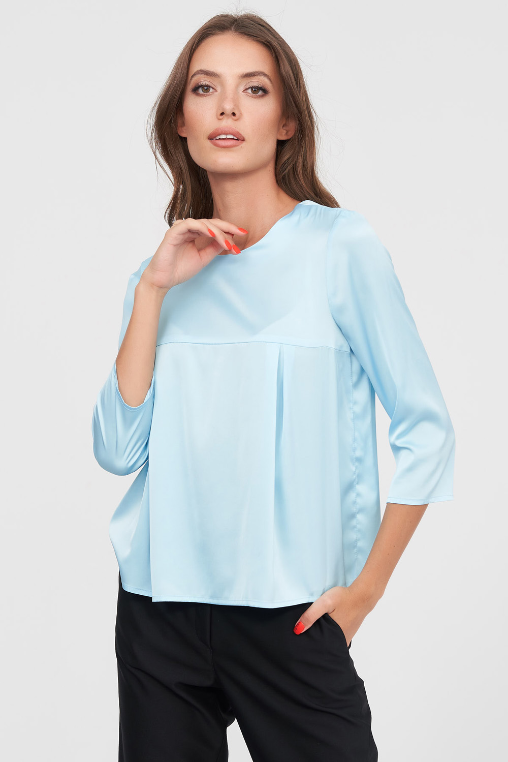 Блуза блакитного кольору з защипами