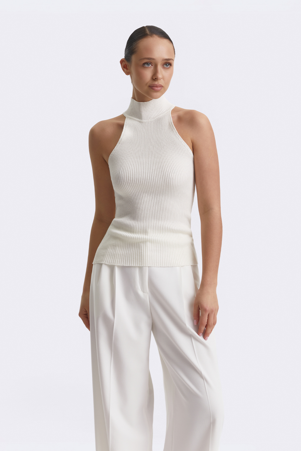 Молочний топ із високою горловиною