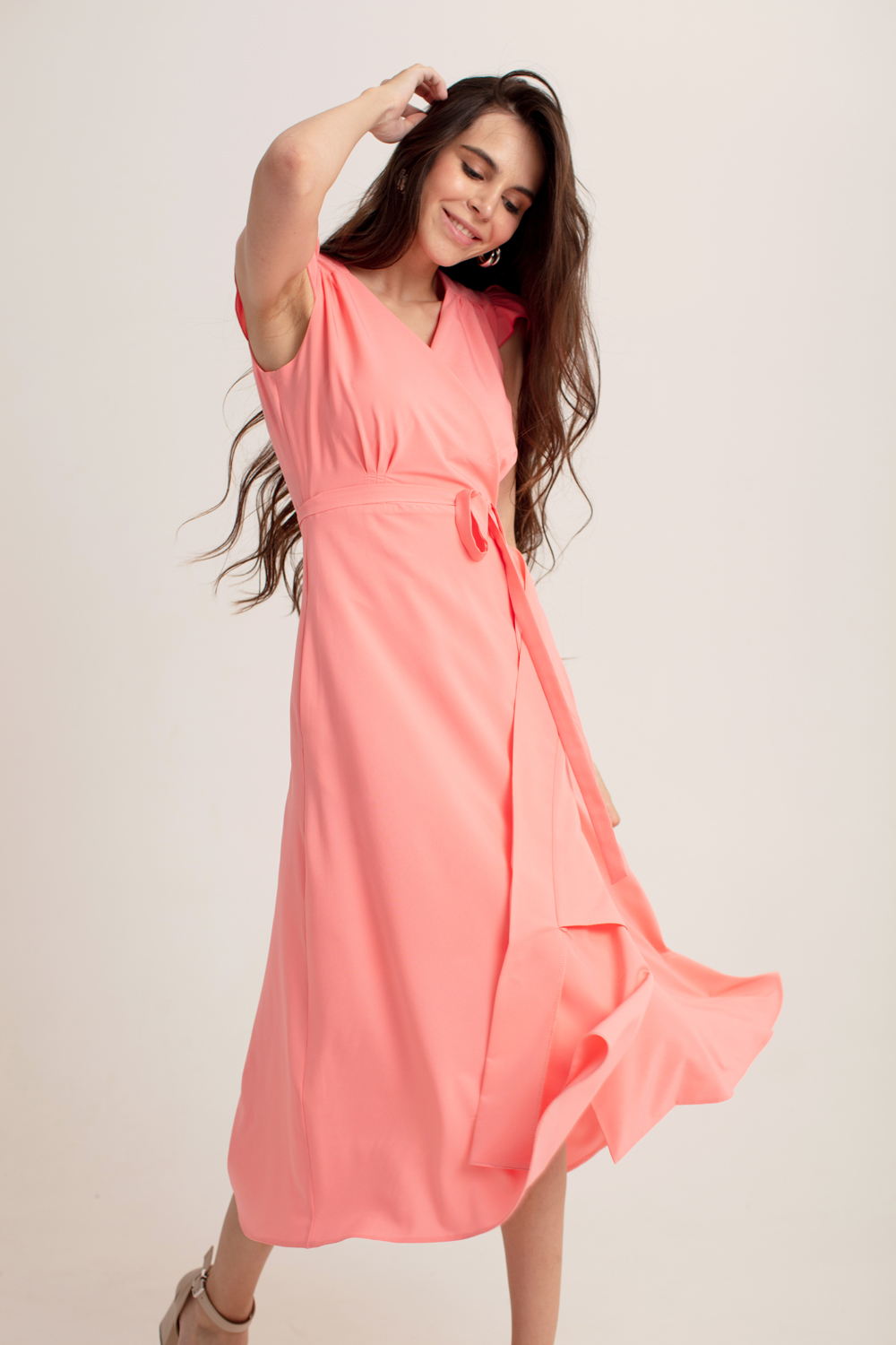 Розовое платье на запах с рукавами-крылышками