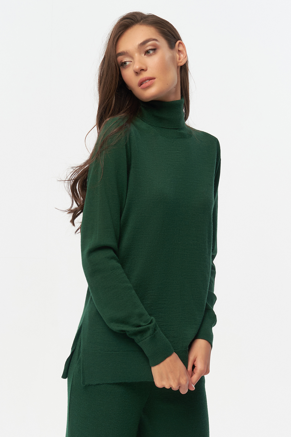 Свитер бутылочно-зеленого цвета